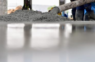 ارزیابی رفتار مقاومتی روسازی های بتنی خود متراکم تحت تاثیر مصرف ماده حباب سازو الیاف میکروپلی پروپیلن در مقادیر مصرف مختلف