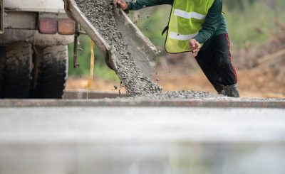 بررسی ارتباط بین خصوصیات مقاومتی روسازی های بتنی خود متراکم حاوی ماده ی حباب ساز و الیاف میکرو پلی پروپیلن