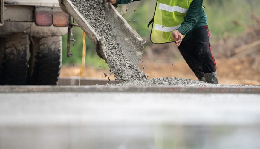 بررسی ارتباط بین خصوصیات مقاومتی روسازی های بتنی خود متراکم حاوی ماده ی حباب ساز و الیاف میکرو پلی پروپیلن